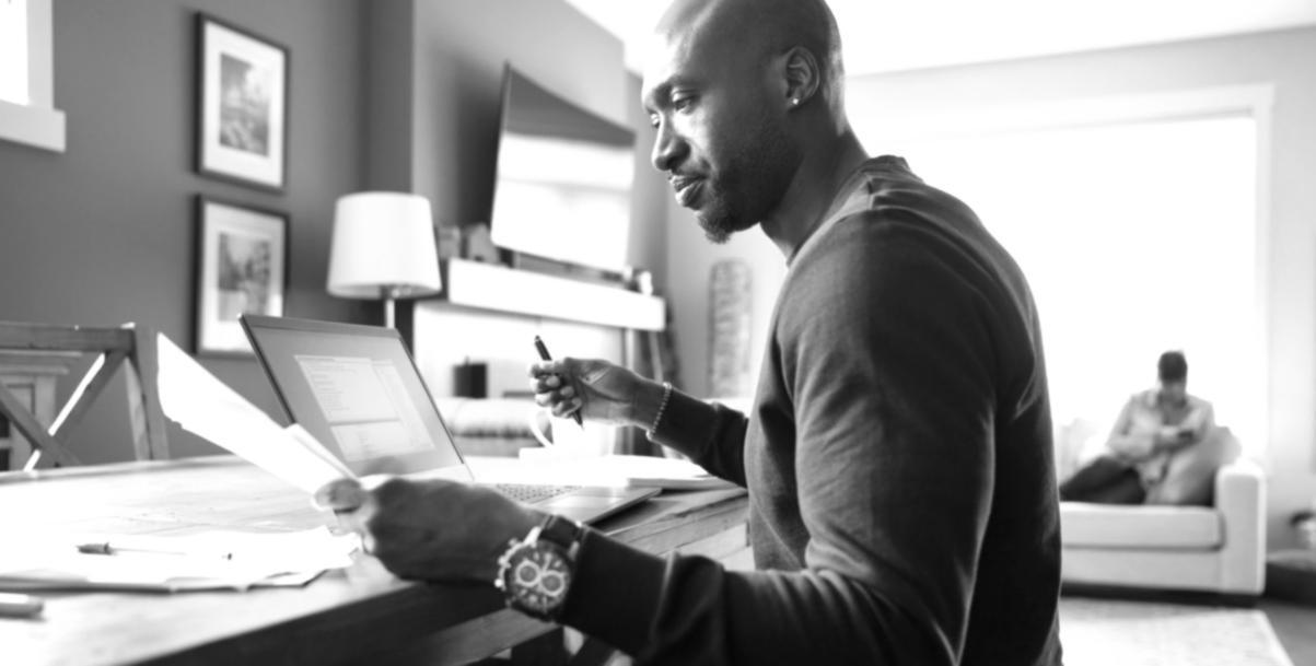 Session de planification financière familiale avec documents et tablettes