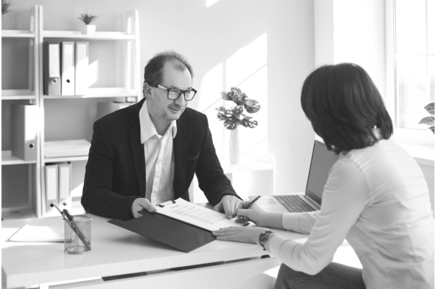 Graphiques et documents financiers illustrant une planification structurée