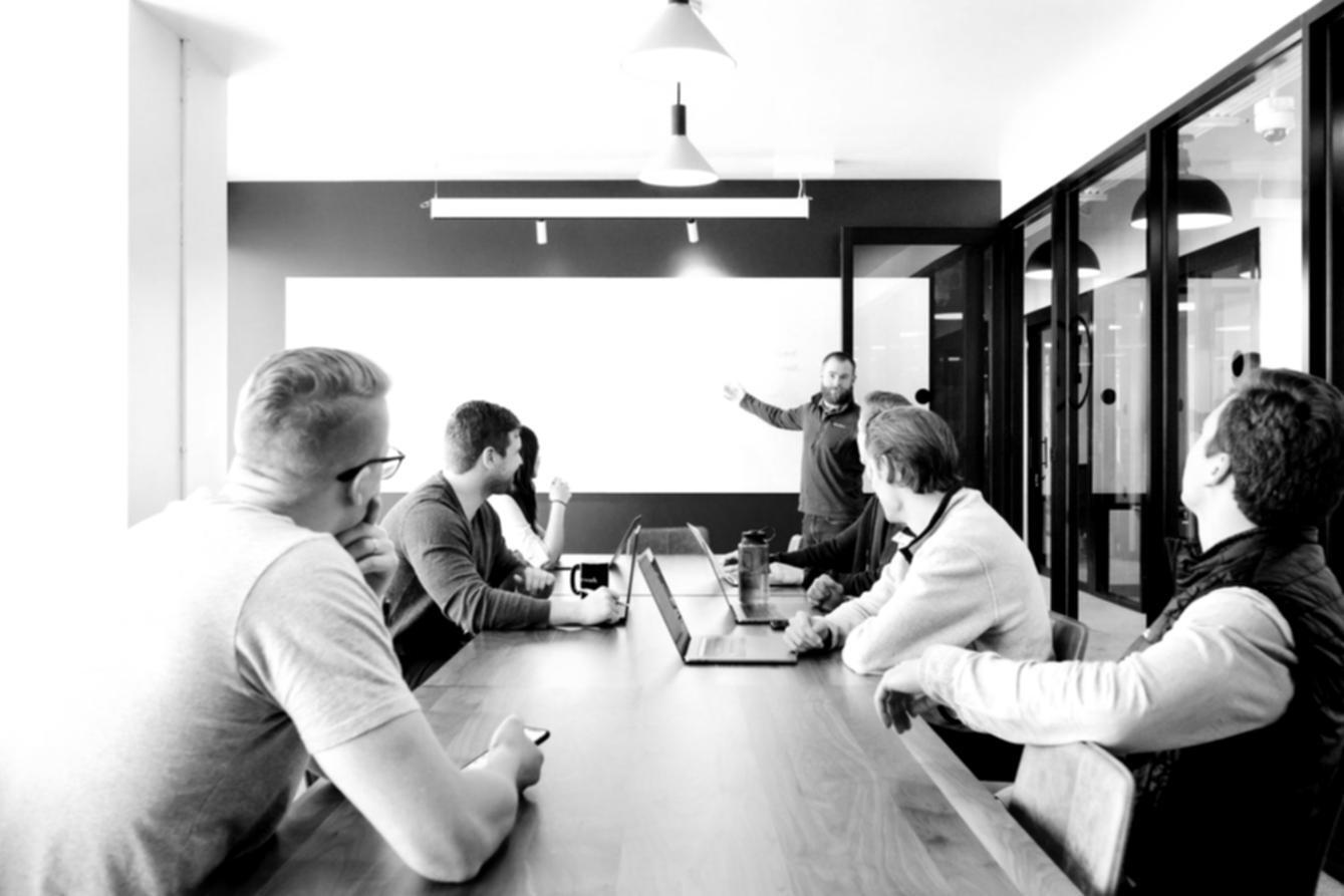 Couple examinant ensemble des documents financiers avec des notes manuscrites